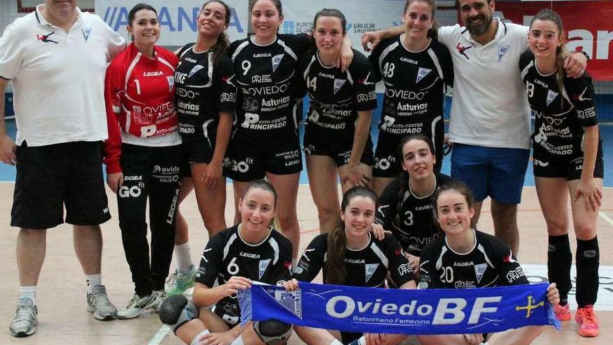 Las jugadoras del Ansa Oviedo celebran su liderato en el grupo A de División de Honor Plata.