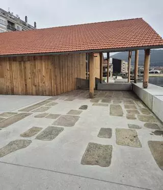 Cangas descarta carteles en Méndez Núñez para prohibir jugar al fútbol y el problema afecta también a los astilleros de Moaña