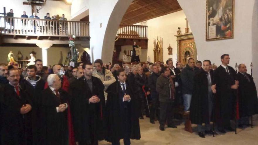 Miembros de la cofradía de Jesús Nazareno, ayer en la iglesia de Santa Catalina.