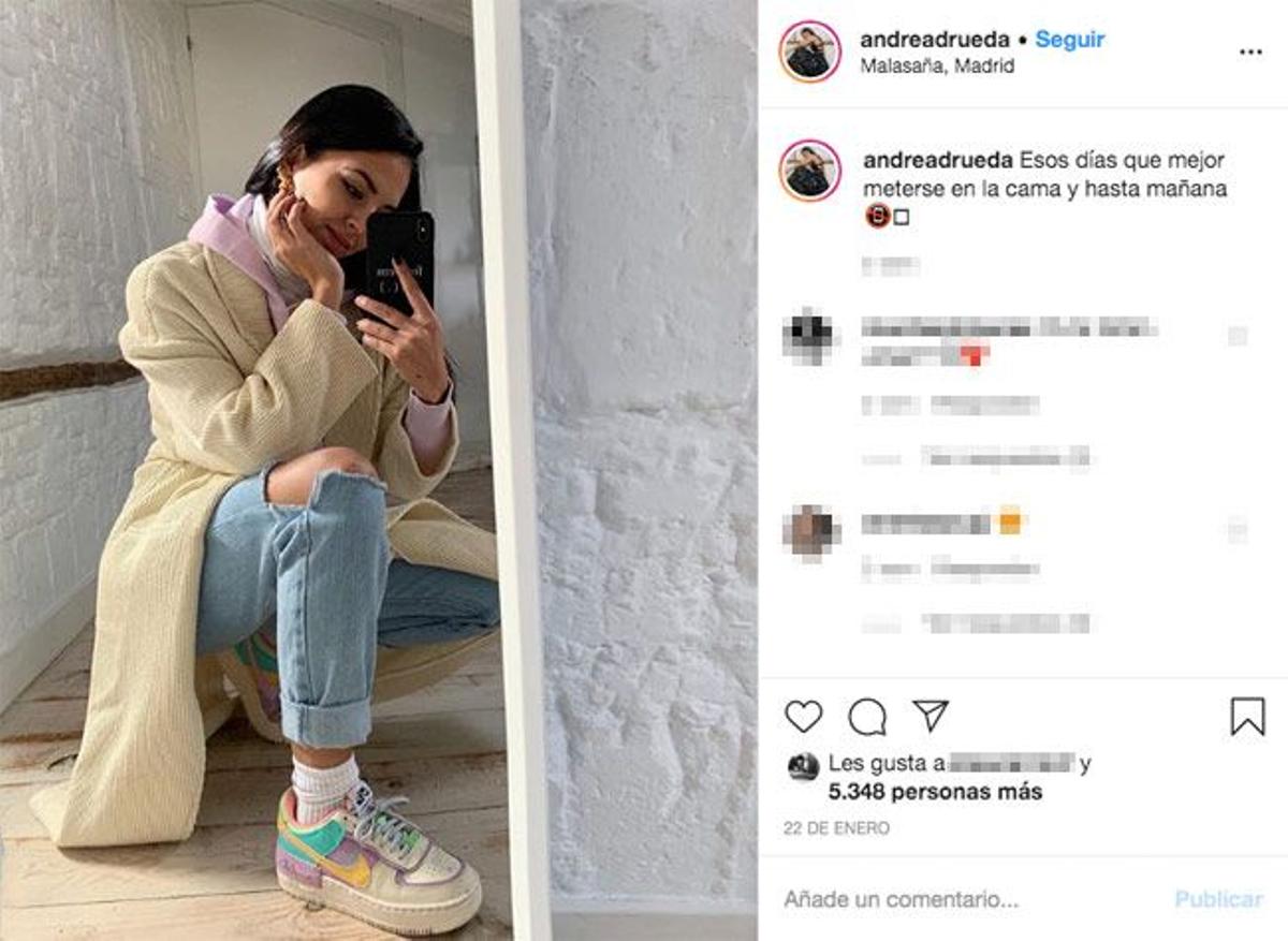 El look 'sporty' de Andrea Rueda con sudadera y zapatillas