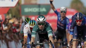 El ciclista australiano Kaden Groves (c) del equipo Alpecin-Deceuninck gana la quinta etapa de La Vuelta disputada entre Morella y Burriana, de 186,5 km de recorrido. EFE/ Manuel Bruque