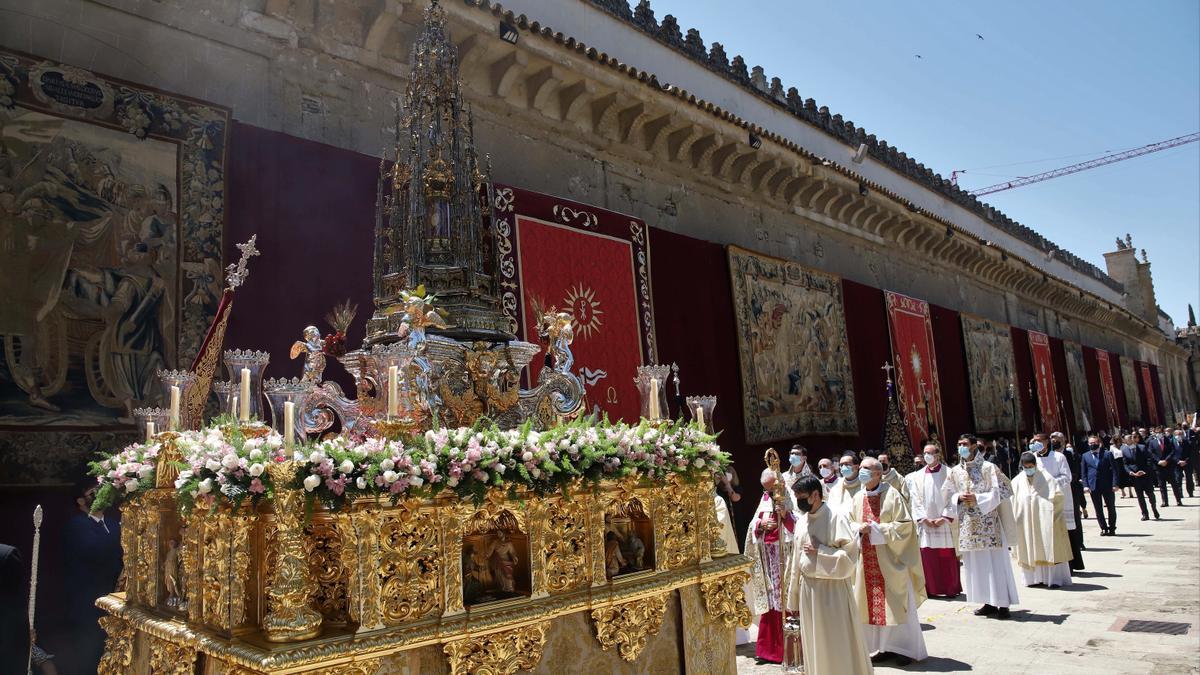 El Patio de los Naranjos acoge la procesión del Corpus Christi