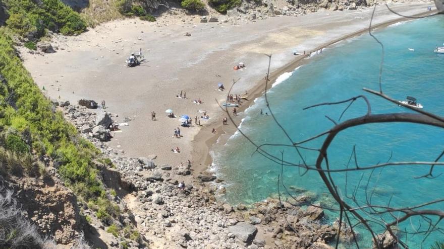 Evacuan en helicóptero a un hombre tras caer por un acantilado en el Coll Baix