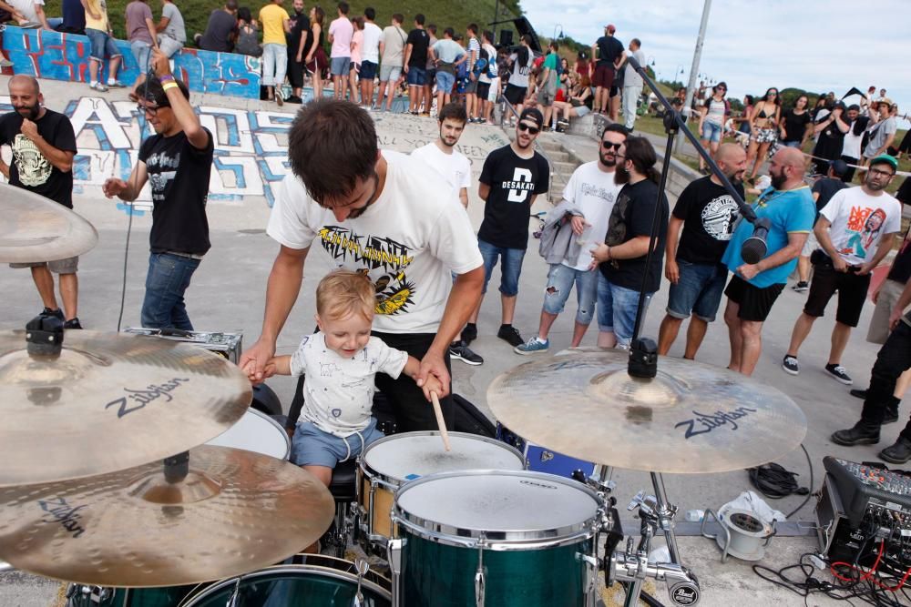 Primer día de festival de la mano del "Tsunami Xixón"