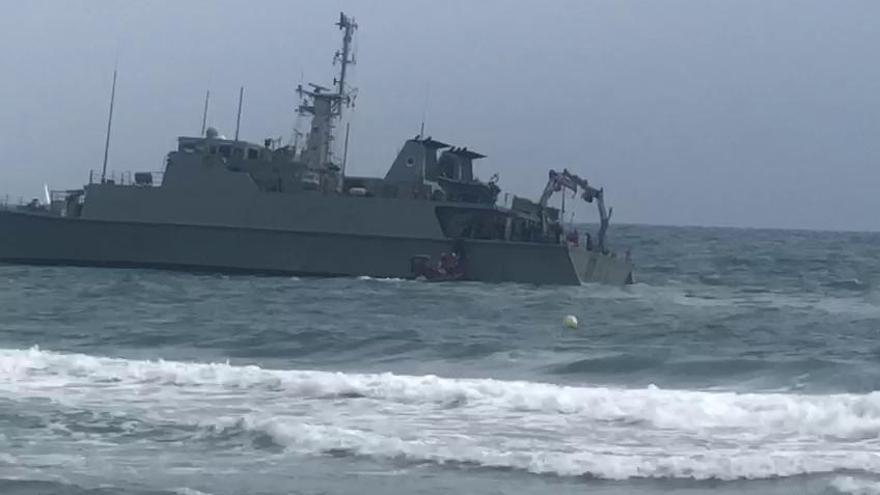 Evacúan a la tripulación de un buque de la Armada encallado durante las labores de rescate del avión siniestrado