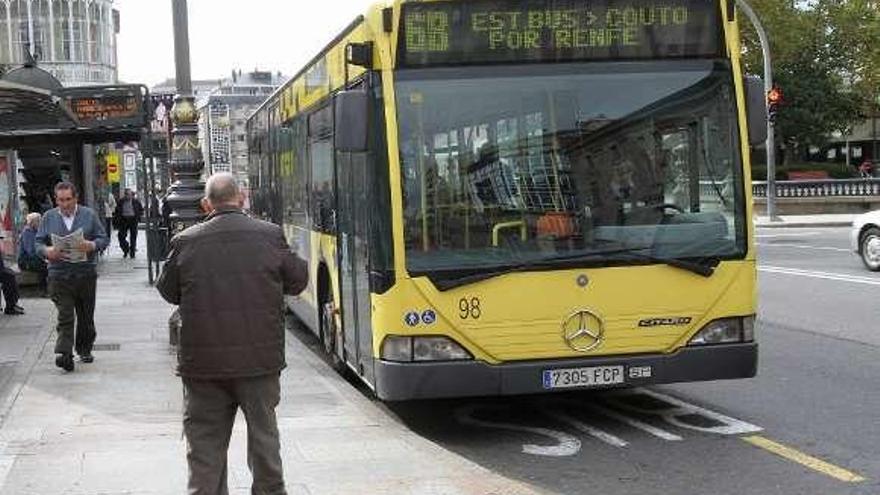 El transporte urbano es uno de los que se realiza en precario. // I.Osorio