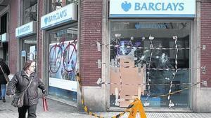 La oficina de Barclays de la calle de Calàbria precintada por la policía, ayer.