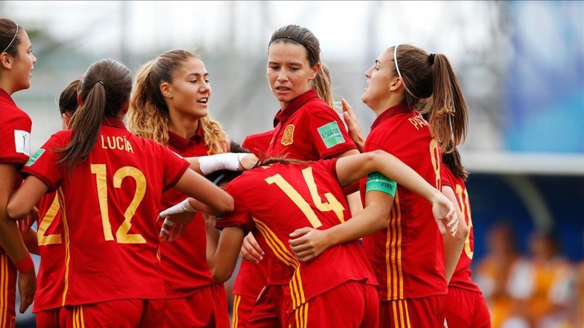 Las españolas celebran el primer gol del encuentro