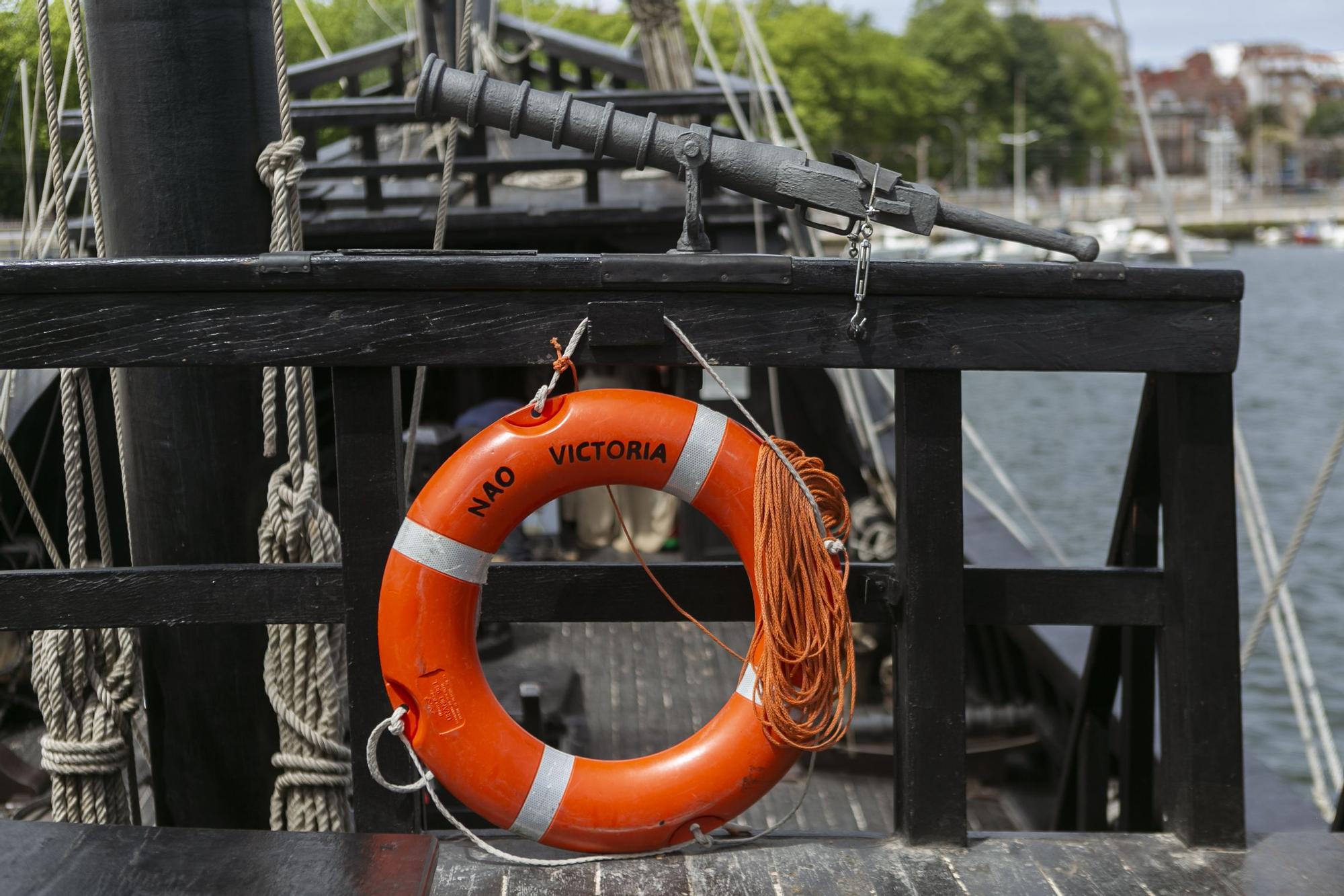 La nao "Victoria" atraca en el puerto de Avilés