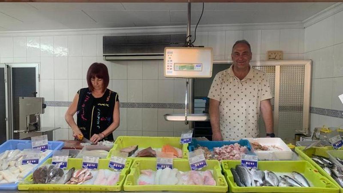 Cesar Carbonell, con su mujer, en la pescadería que regentan en Manuel.