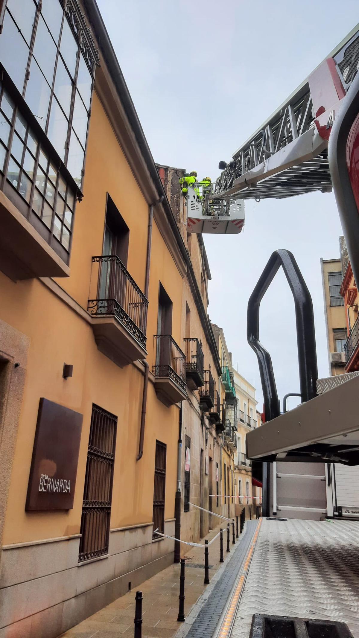 Los bomberos en la azotea.