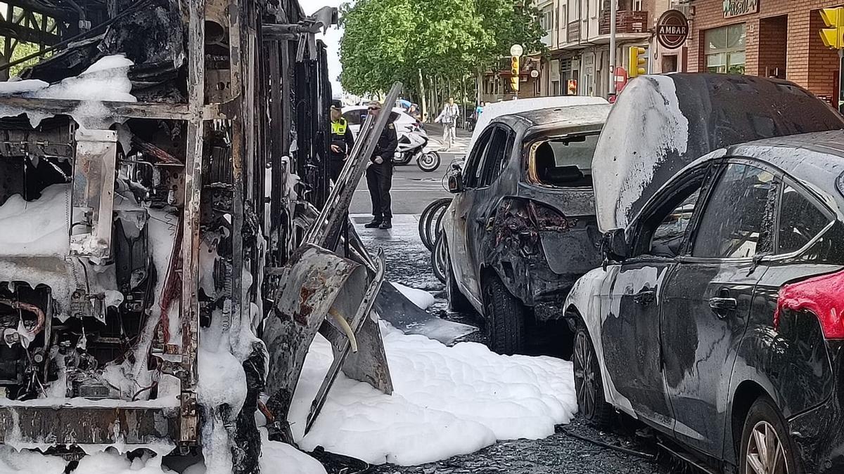 FOTOGALERÍA | Arde un autobús urbano en la avenida Tenor Fleta de Zara