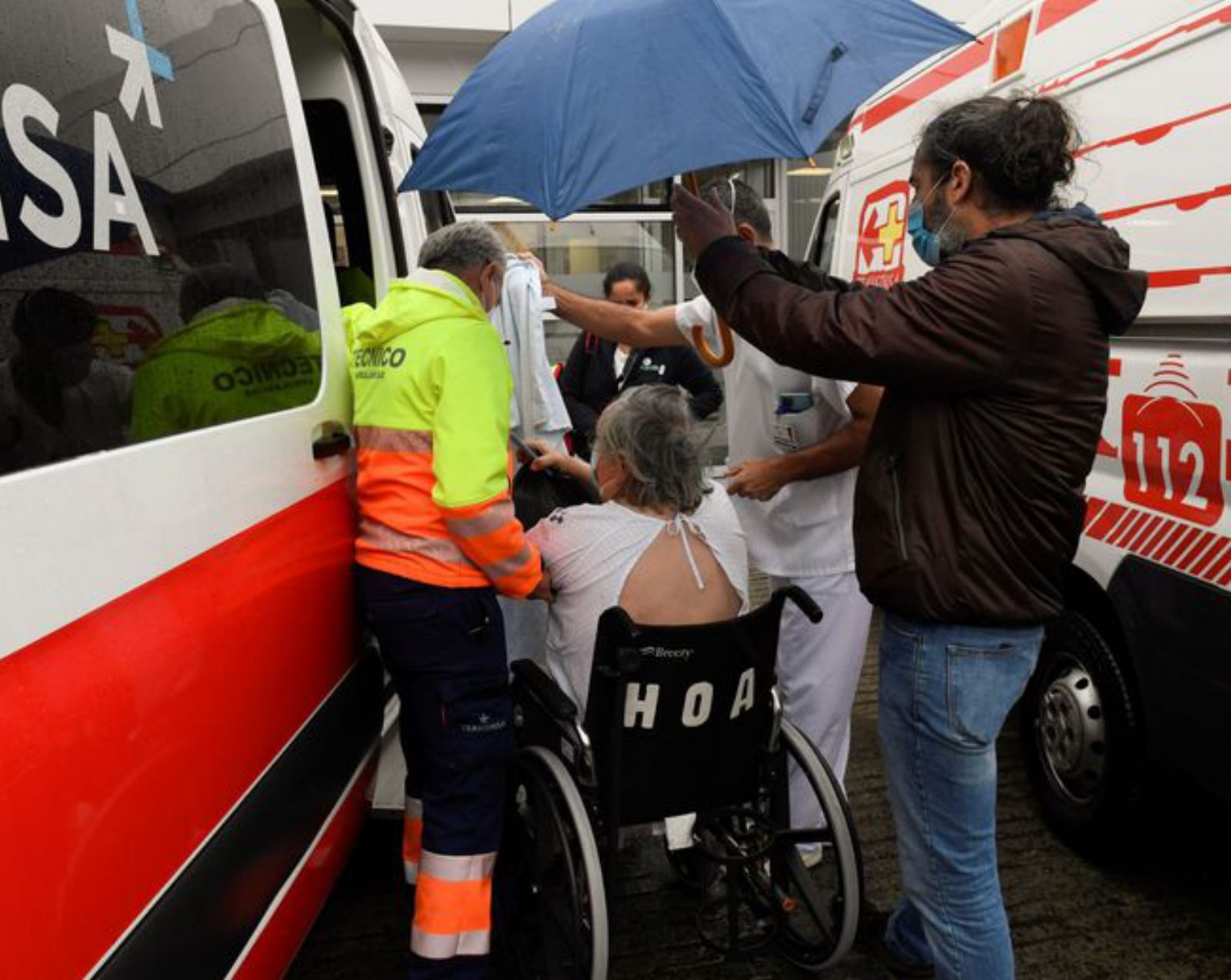 Evacuación de pacientes en el Hospital Grande Covián de Arriondas.