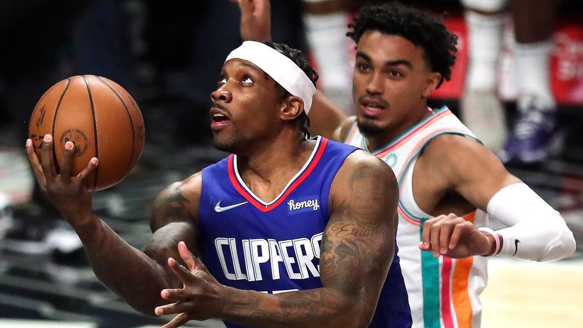 Bledsoe de Los Angeles Clippers y Tre Jones, de San Antonio Spurs