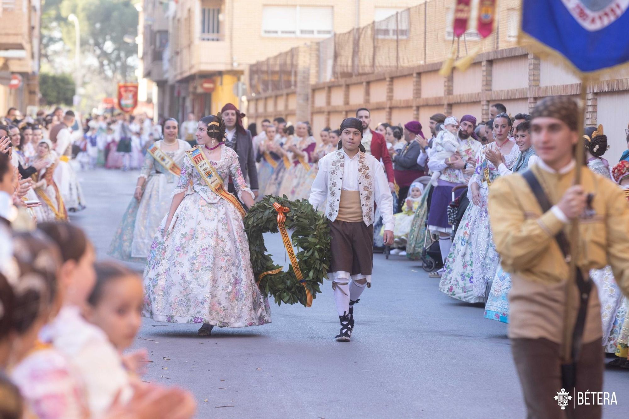 La primera ofrenda de Bétera: Las comisiones homenajean al cantaor 'Xiquet de Bétera'