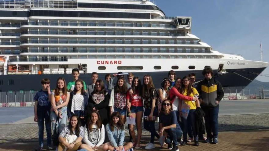 El grupo de alumnos del IES As Barxas con la profesora ante el &quot;Queen Victoria&quot;, ayer en Vigo.