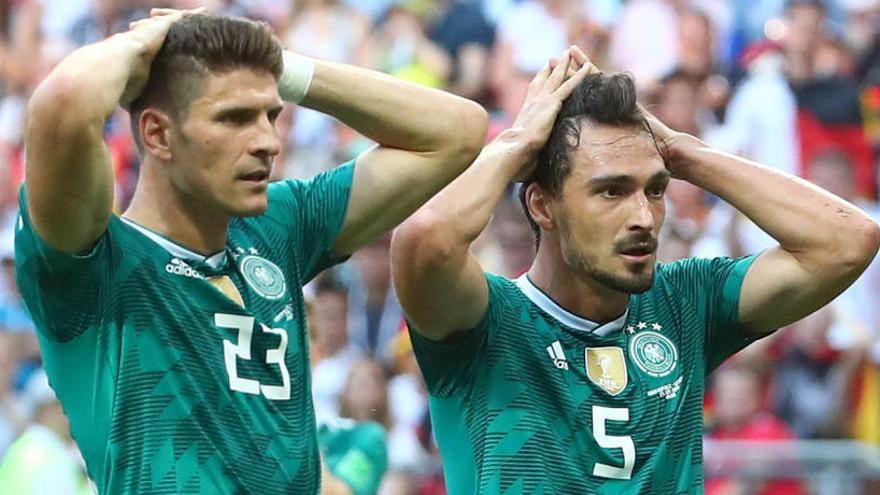 Gómez i Hummels es lamenten.