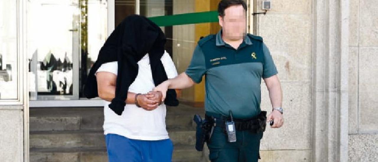 M.A.P.F. a su salida del juzgado de Marín para ser trasladado a prisión, con la cara cubierta.