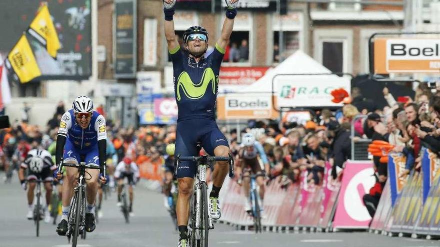 Alejandro Valverde entra en meta de la Lieja-Bastoña-Lieja señalando el cielo para dedicarle el triunfo a Scarponi.