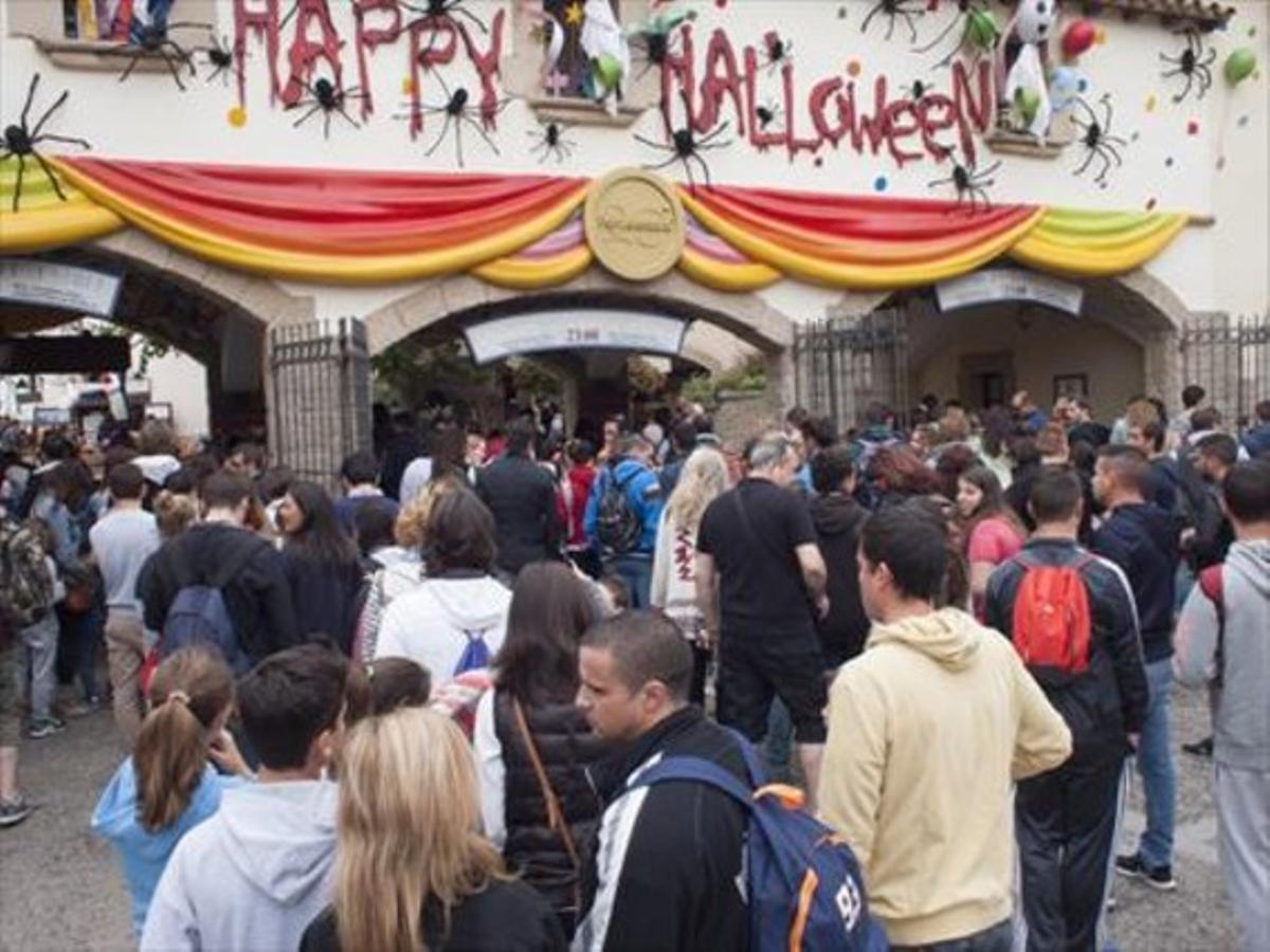 Cues de visitantsen l’accés a les taquilles de Port Aventura, ahir. Cues de visitantsen l’accés a les taquilles de Port Aventura, ahir.