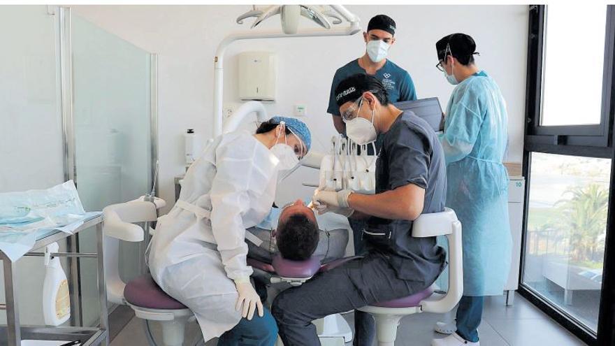 Atendiendo o a un paciente en las instalaciones de la Clínica Dental Universitaria UFPC ubicada en el campus de Santa María de Guía.