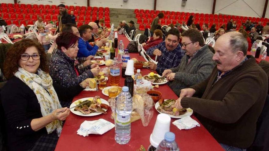 Asistentes a la fiesta, en la que todas las actividades tuvieron que trasladarse al Pabellón Municipal. // R.V.