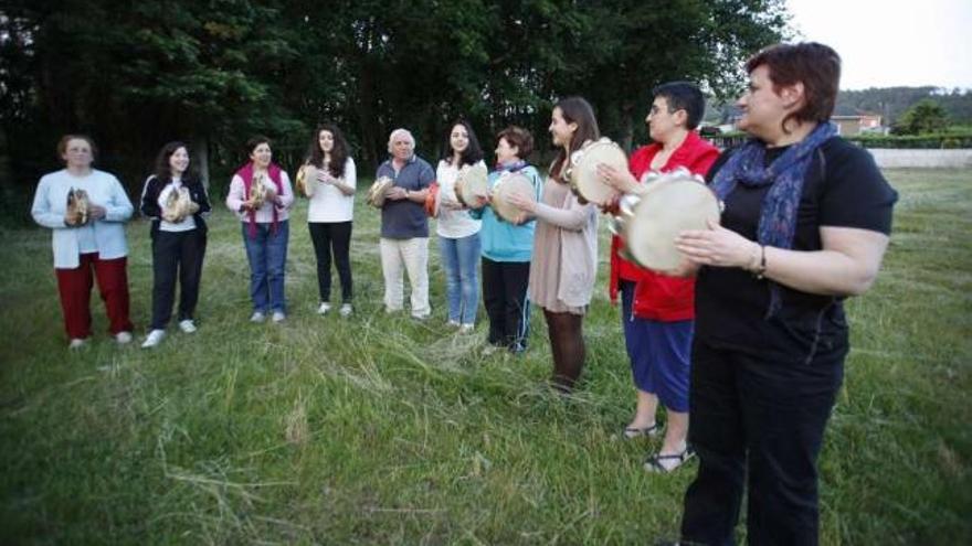 Rey (derecha) , ayer en A Tilleira, ensayando con el resto de integrantes de &#039;Tirandela&#039;.  // Bernabé/Gutier