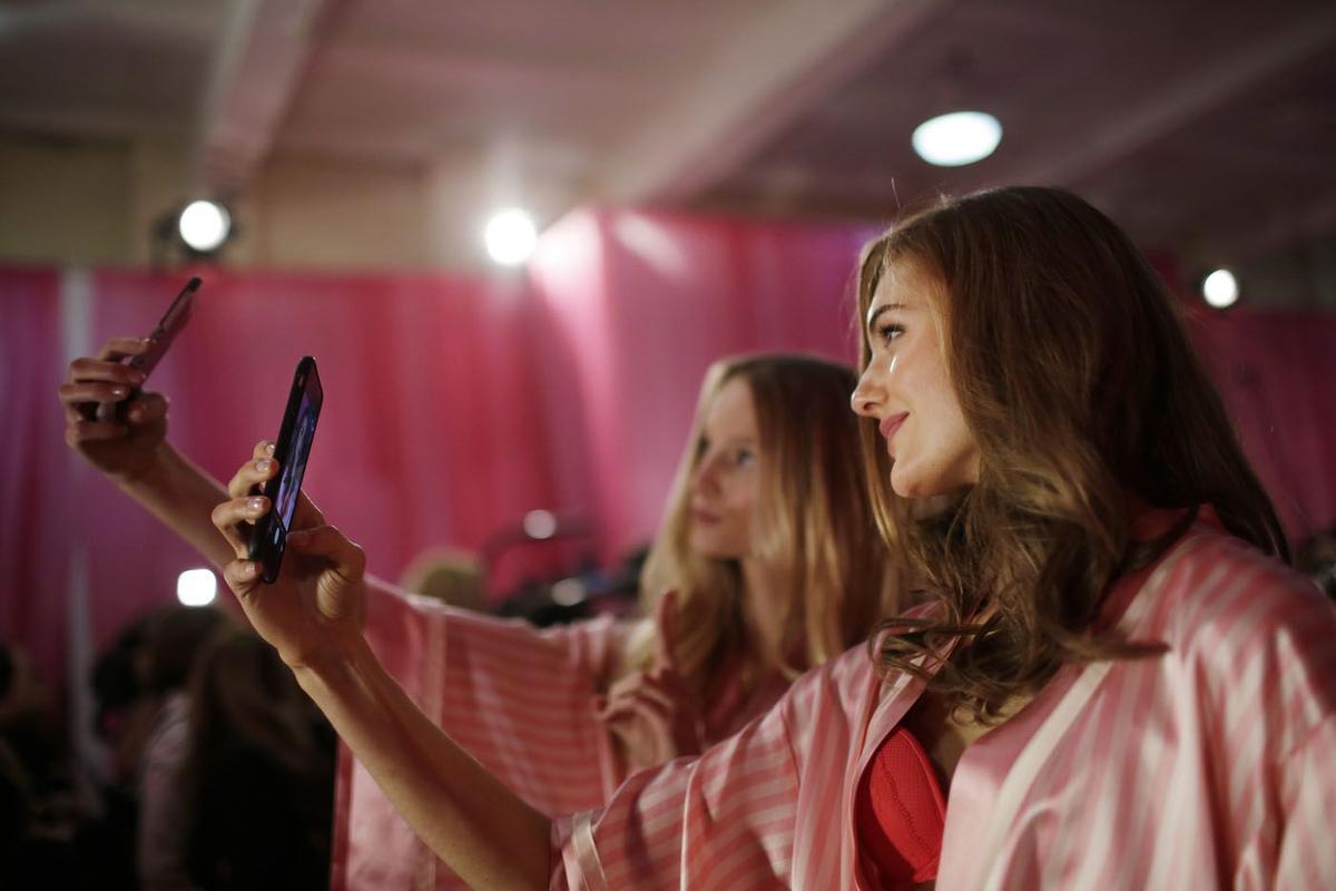 Selfies en el backstage de Victoria's Secret Fashion Show 2015