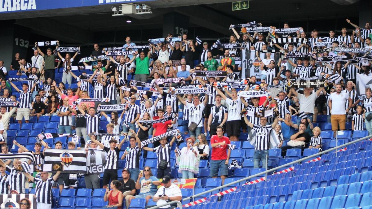 Unos 400 aficionados del Castellón acudieron a las gradas del RCDE Stadium frente al Cornellà.