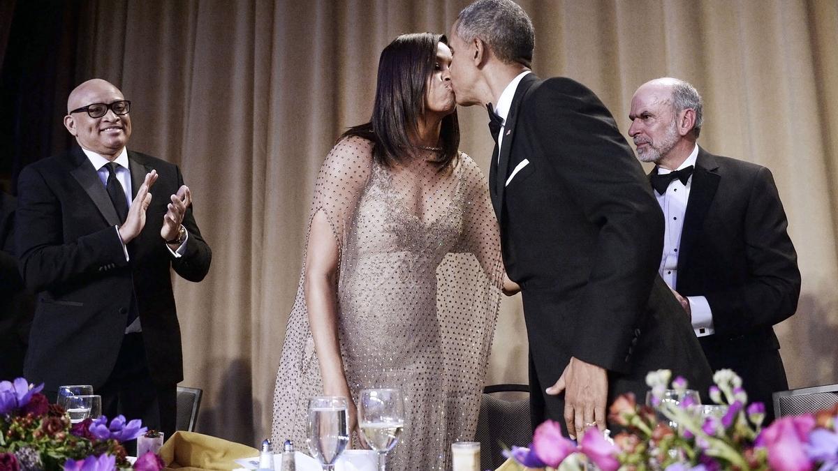 Michelle y Barack Obama se besan en la Cena de Corresponsales de la Casa Blanca