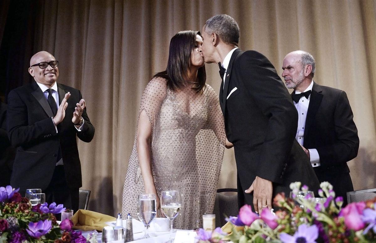 Michelle y Barack Obama se besan en la Cena de Corresponsales de la Casa Blanca