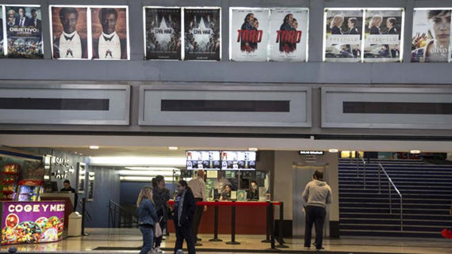 Imágenes de las taquillas de un cine.