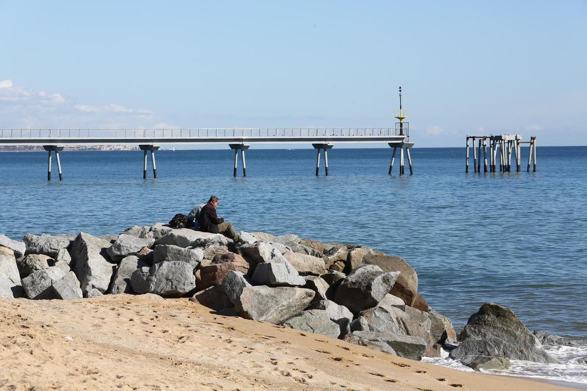 Algunas playas de Badalona pierden arena tras el temporal