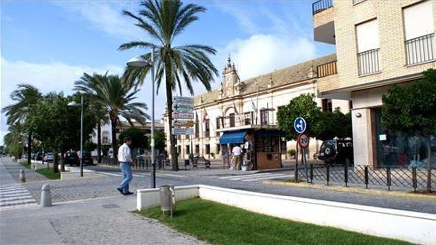 Coronavirus en Córdoba: el Ayuntamiento de La Carlota desinfecta los negocios abiertos en la fase 0