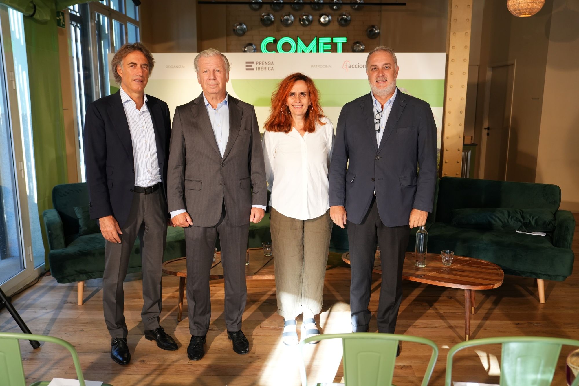 De izquierda a derecha, Gerard Tsobanian, presidente del Acciona Open de España; Jorge Sagardoy, director gerente de la federación de Golf, y Joaquín Mollinedo, director general de Comunicación de Acciona, junto a la moderadora Atala Martín.