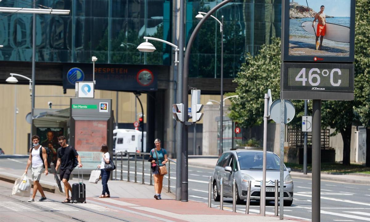 Un termómetro marca 46ºC este domingo en Bilbao.