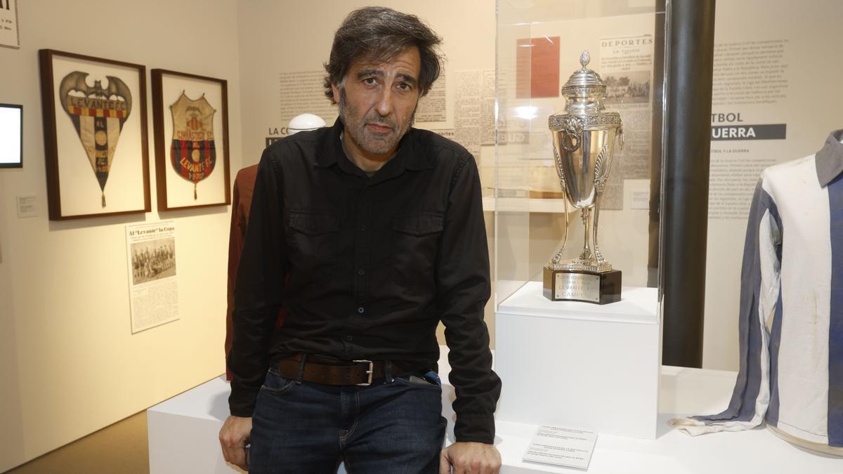 Emilio Nadal posa junto a la Copa.