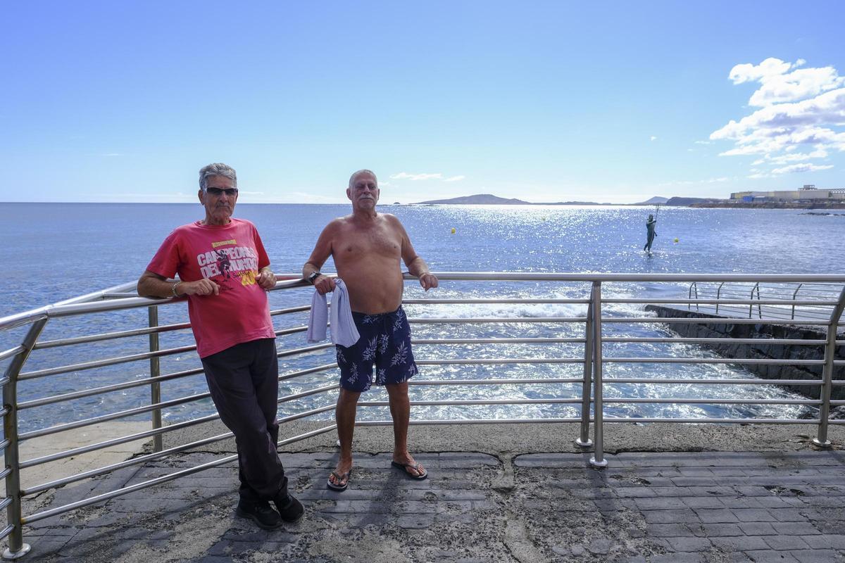 Francisco y Miguel en el paseo de la playa de Melenera.