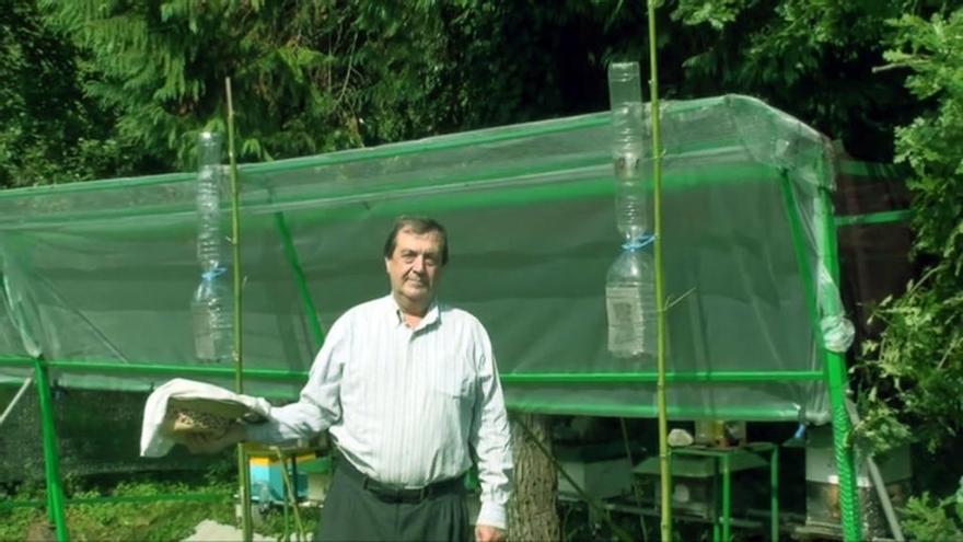 El apicultor navarro Ernesto Astiz, con su prototipo de trampa de velutina, al fondo.//