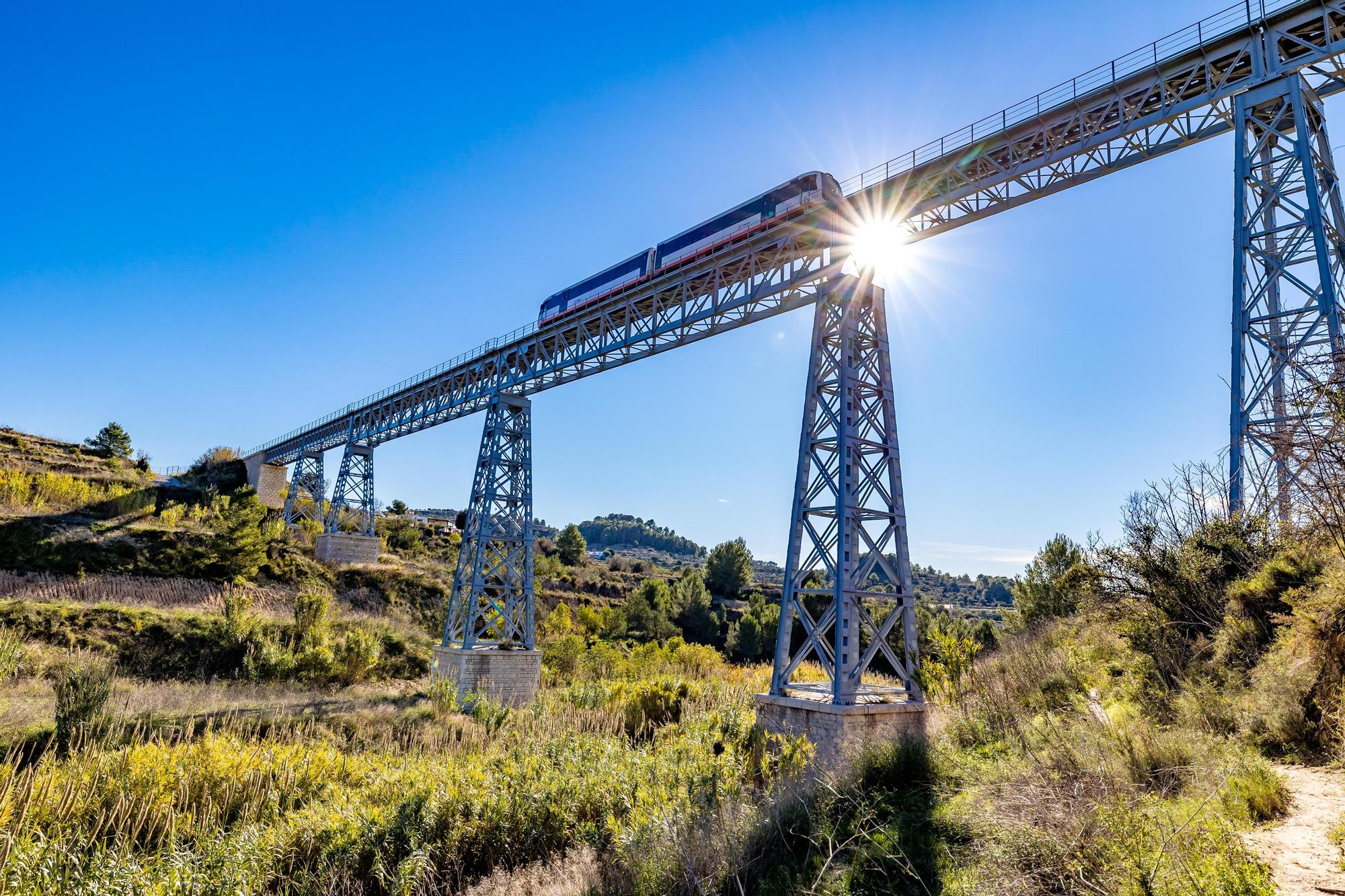 30/11/2021. El TRAM pasa sobre el puente del barranco de «El Quisi» en Benissa. El Consell destina cien millones de los fondos de la UE para modernizar los tranvías