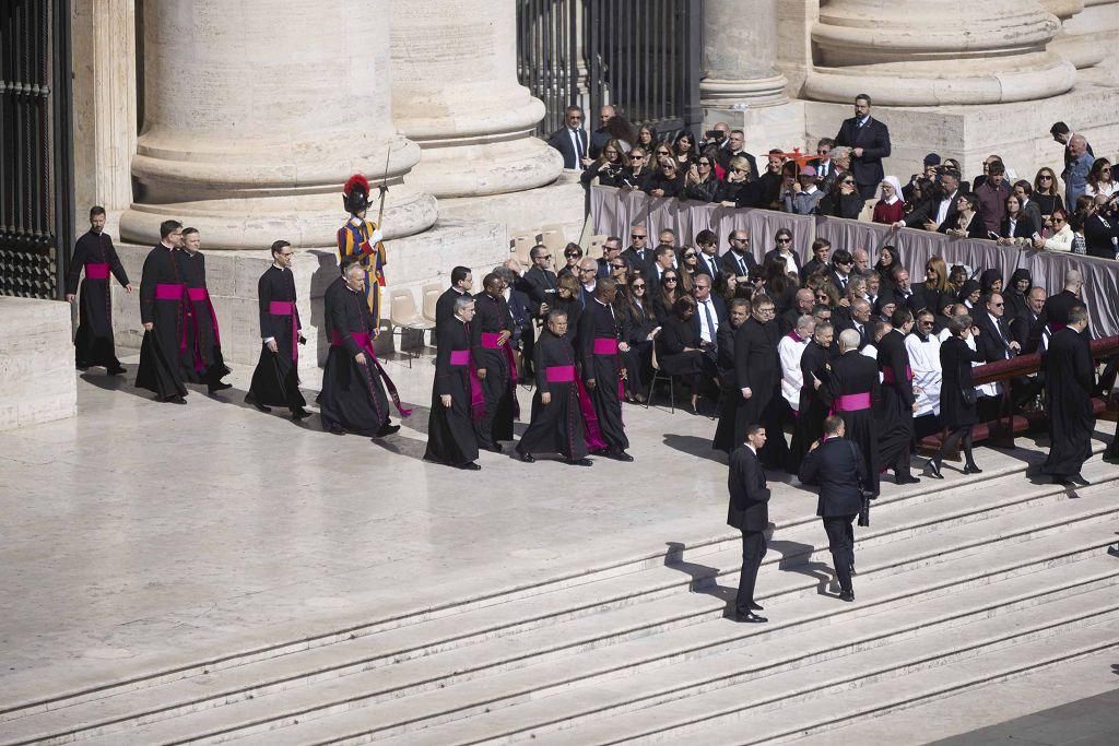 El funeral del papa Francisco en la Plaza de San Pedro del Vaticano, en imágenes