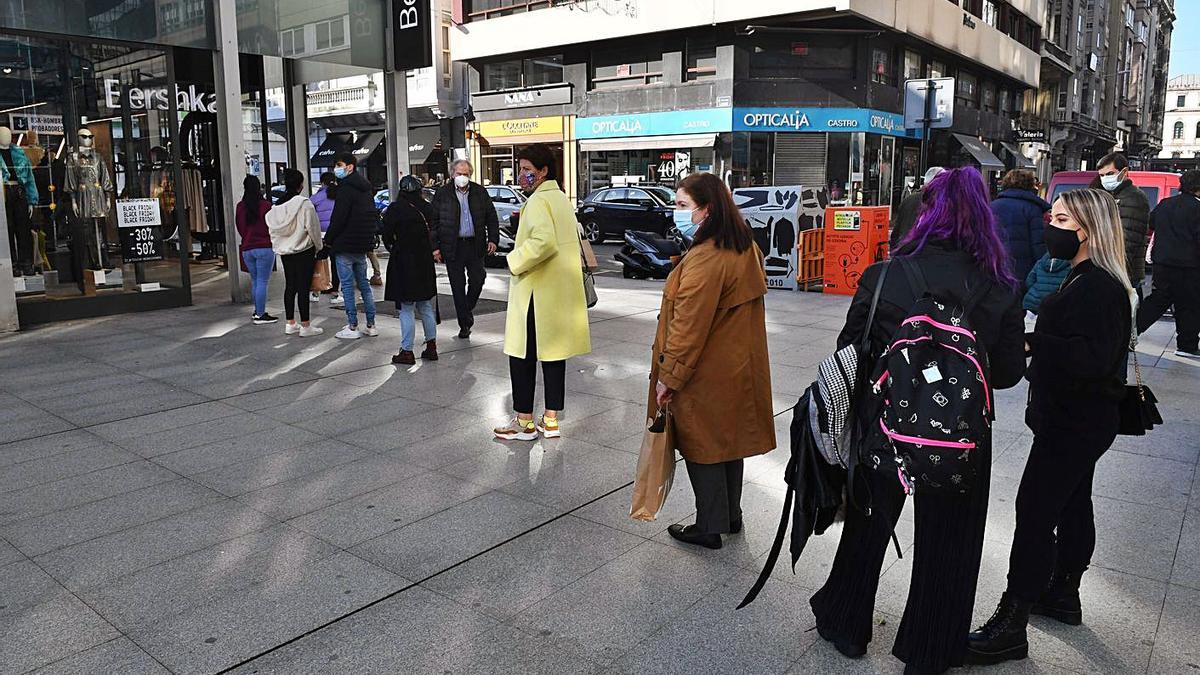 El Viernes Negro y los aforos provocan colas en el comercio  | VÍCTOR ECHAVE