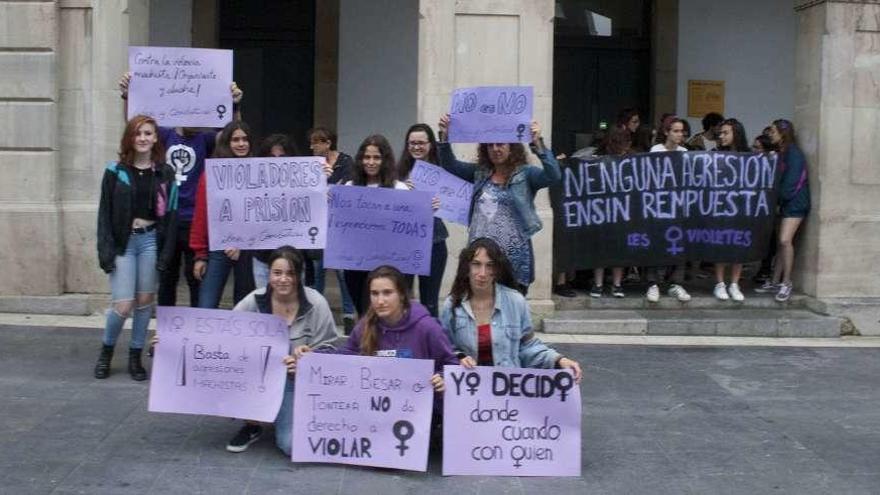 Los miembros de los colectivos manifestantes, ayer, en los soportales del Ayuntamiento en Pola de Siero por la denuncia de violación en el Carmín.