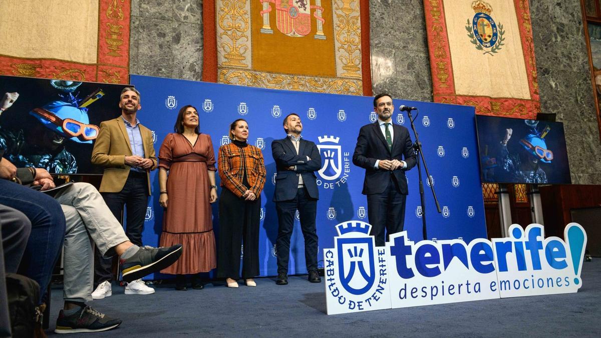 Lope Afonso (ante el micro), con José Manuel Bermúdez, Rosa Dávila, Dimple Melwani y Javier Caraballero.
