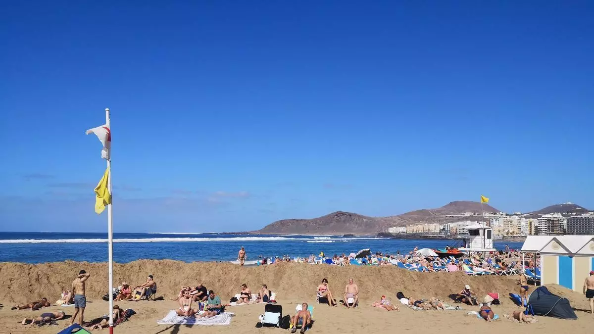 La playa de Las Canteras levanta muros de arena ante el fuerte oleaje