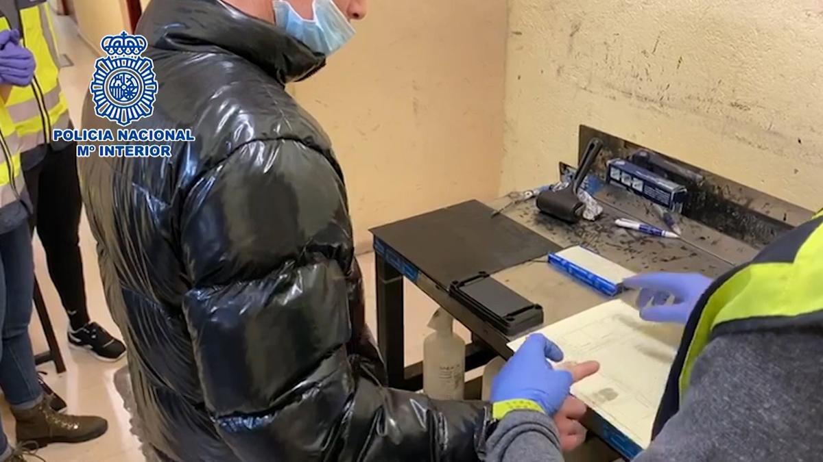 La Policía detiene a un hombre por cometer una estafa vendiendo mascarillas quirúrgicas