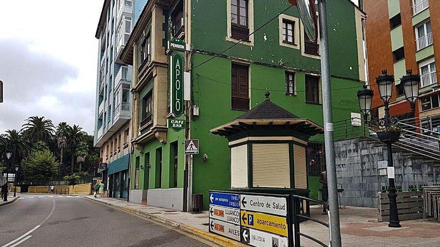 Fachada del edificio donde se ubica el local en el que se celebró la supuesta fiesta privada en Candás.