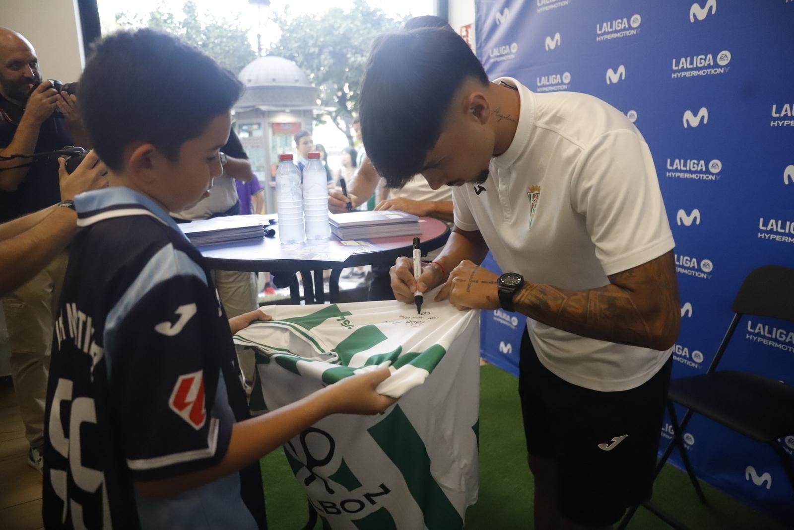 La firma de autógrafos de Isma Ruiz y Kevin Medina en la tienda de Movistar en imágenes
