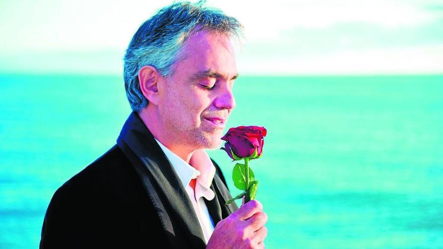 Junto a estas líneas, Andrea Bocelli, una de las presencias importantes del festival; en la otra página, arriba, el norteamericano Ben Harper; debajo, Antonio Banderas, Mia Farrow y Anne Igartiburu en una gala de Starlite; a la derecha, Dani Martín.