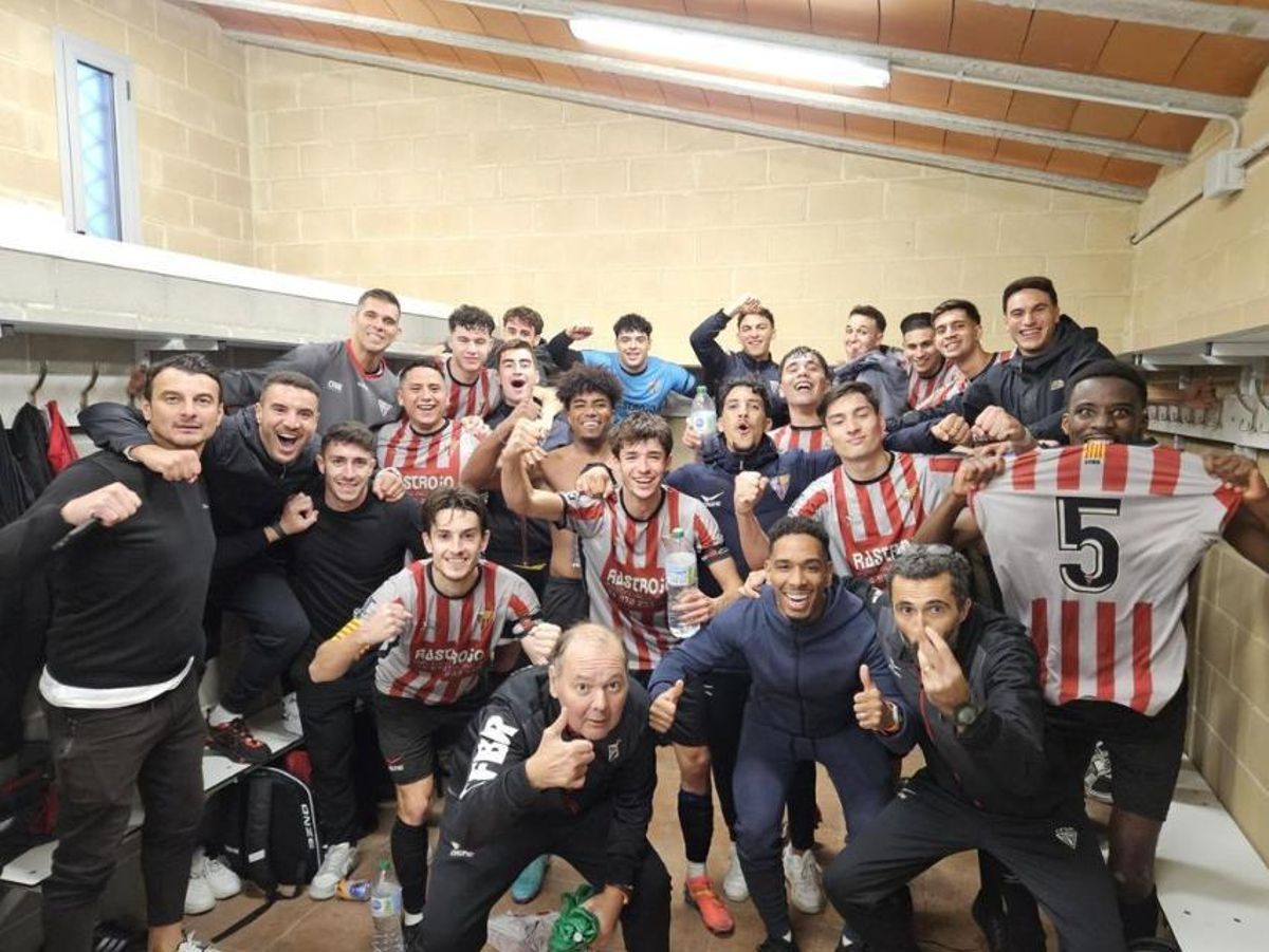 El Base Roses celebra la victòria del passat cap de setmana.